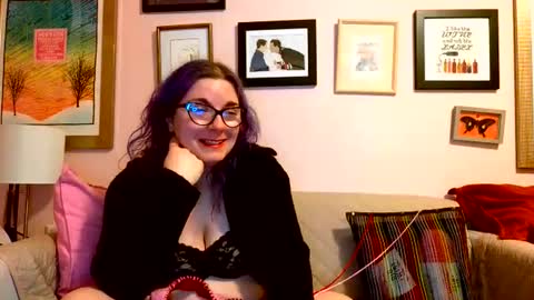 Snapshot of nakedcrafts chatting on 02/18/25, 06:04 Lizzy online show from 02/18/25, 06:04
