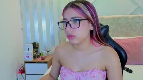 nami_sweet_ online show from 10/20/25, 02:39