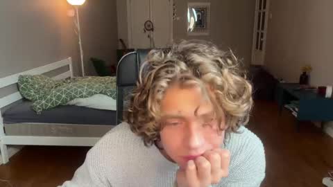 Snapshot of namiraaxel chatting on 02/22/25, 07:36 Georges online show from 02/22/25, 07:36