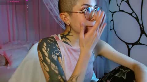 Snapshot of nanaxnana chatting on 12/18/25, 06:47 Alma Maria online show from 12/18/25, 06:47