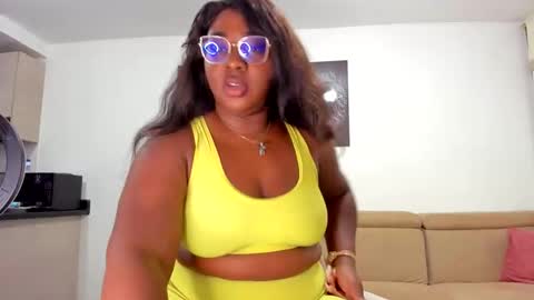 Snapshot of naomi_kiing chatting on 02/24/25, 12:30 Nathalia King online show from 02/24/25, 12:30