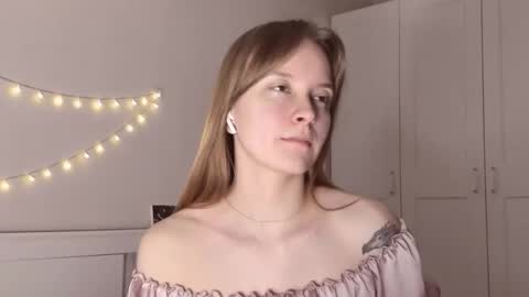 Snapshot of naomi_oops chatting on 02/12/26, 06:36 Naomi online show from 02/12/26, 06:36