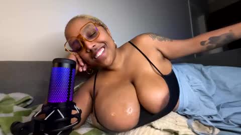 Snapshot of naomigiirl6 chatting on 02/14/25, 03:00 Naomigiirl6 online show from 02/14/25, 03:00