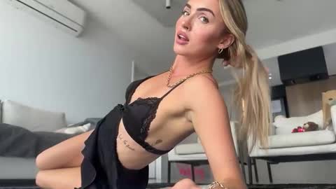 Snapshot of naomirhoades chatting on 02/13/25, 12:02 naomirhoades online show from 02/13/25, 12:02