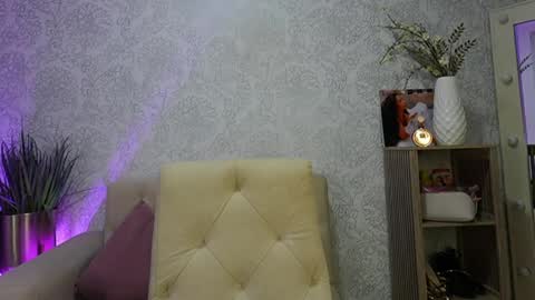 Naomi     online show from 04/25/26, 06:49