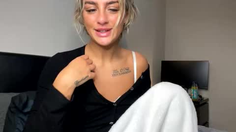 Snapshot of naomixrae chatting on 10/17/25, 07:55 Naomi online show from 10/17/25, 07:55