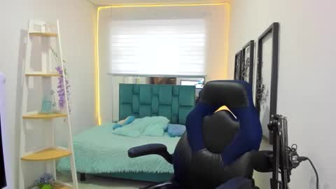 naomy online show from 10/20/25, 07:58