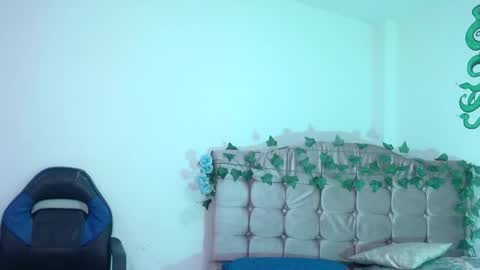 Snapshot of naomybenedetti chatting on 12/14/25, 01:05 Nao online show from 12/14/25, 01:05