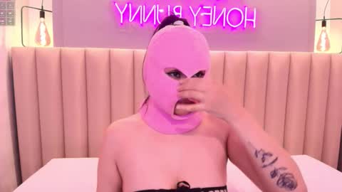 Naomy  online show from 11/21/25, 09:46