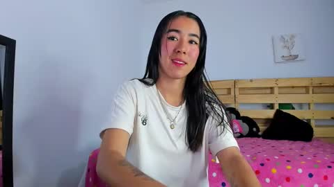 Snapshot of natalia54_ chatting on 10/01/25, 01:33 NATI  online show from 10/01/25, 01:33