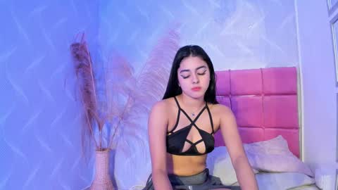 Snapshot of natalia_aguirre chatting on 02/18/25, 03:54 Naty online show from 02/18/25, 03:54