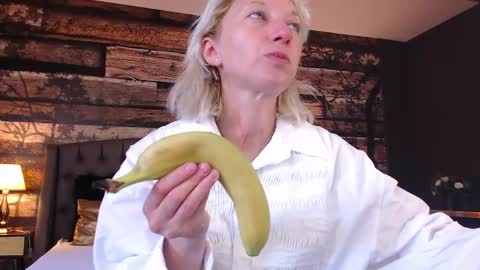 Snapshot of natalie_bitton chatting on 05/18/26, 09:15 Natalie online show from 05/18/26, 09:15