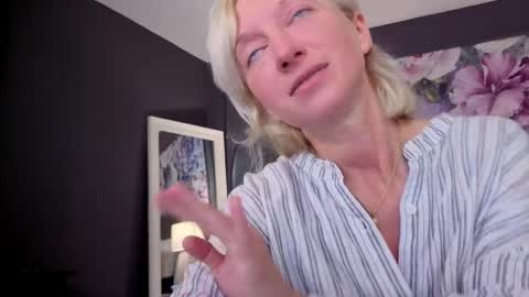 Snapshot of natalie_bitton chatting on 06/06/26, 05:12 Natalie online show from 06/06/26, 05:12