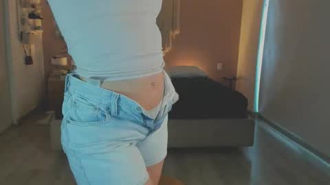 anatalybee online show from 04/19/26, 08:11