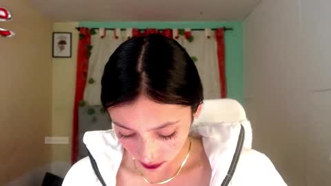 Snapshot of nathaly_blue chatting on 12/17/25, 01:33 nathaly_blue online show from 12/17/25, 01:33