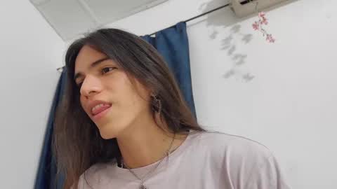 Snapshot of nati_sm chatting on 10/13/25, 02:11 Nati online show from 10/13/25, 02:11