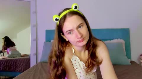 Snapshot of natural_meri_ chatting on 10/22/25, 05:30 Meri online show from 10/22/25, 05:30