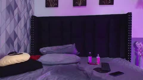 Snapshot of naturaltitss_ chatting on 01/01/25, 10:35 Gwen online show from 01/01/25, 10:35