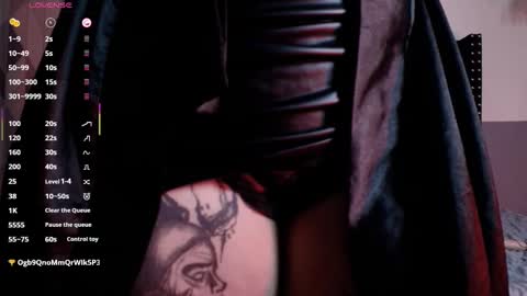 Snapshot of naturaltitss_ chatting on 02/13/25, 05:26 Gwen online show from 02/13/25, 05:26