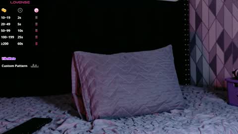 Snapshot of naturaltitss_ chatting on 09/26/25, 07:51 Gwen online show from 09/26/25, 07:51