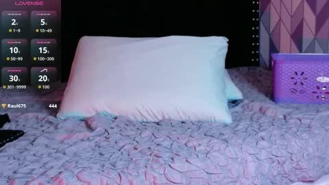 Snapshot of naturaltitss_ chatting on 10/03/25, 07:33 Gwen online show from 10/03/25, 07:33