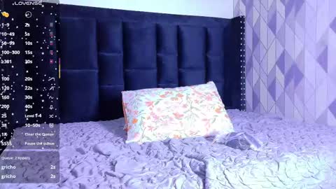Snapshot of naturaltitss_ chatting on 10/11/25, 07:56 Gwen online show from 10/11/25, 07:56
