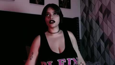 Snapshot of naturaltitss_ chatting on 10/22/25, 07:13 Gwen online show from 10/22/25, 07:13