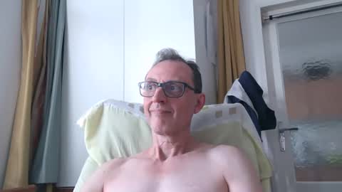 Snapshot of naturista25 chatting on 05/27/26, 01:30 naturista25 online show from 05/27/26, 01:30