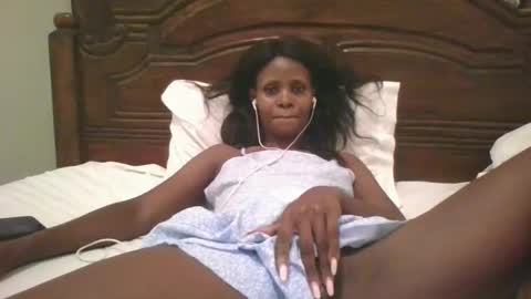 Snapshot of naughty_babe000 chatting on 10/19/25, 06:08 alisha online show from 10/19/25, 06:08