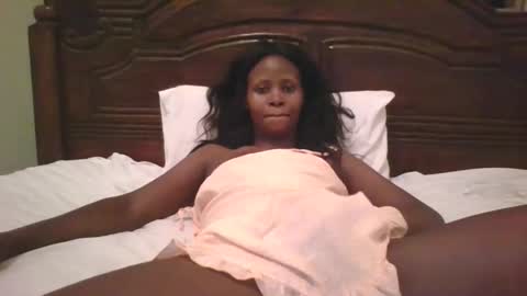 Snapshot of naughty_babe000 chatting on 10/25/25, 05:04 alisha online show from 10/25/25, 05:04