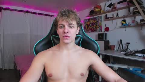 Snapshot of naughty_nik43 chatting on 01/29/25, 06:28 Nik online show from 01/29/25, 06:28