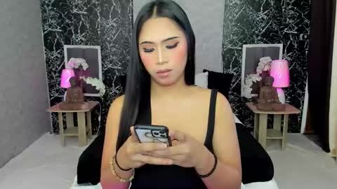 Snapshot of naughtytrans_huntress chatting on 11/13/25, 03:05 ITS ME YOGIRL PATRICIA online show from 11/13/25, 03:05