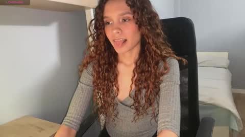 Snapshot of naugthtycurls chatting on 12/17/25, 04:35 Arantxa online show from 12/17/25, 04:35