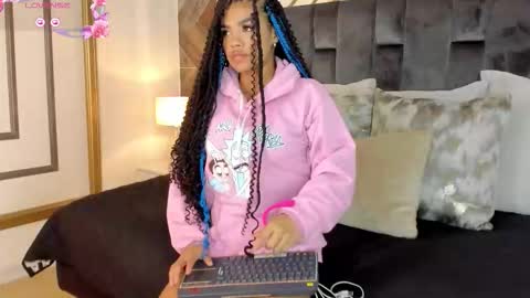 Snapshot of naylagrey chatting on 10/06/25, 11:40 online show from 10/06/25, 11:40