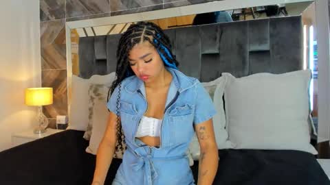 Snapshot of naylagrey chatting on 10/08/25, 11:30 online show from 10/08/25, 11:30