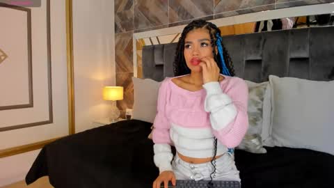 Snapshot of naylagrey chatting on 10/12/25, 11:31 online show from 10/12/25, 11:31