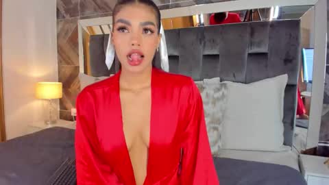 Snapshot of naylagrey chatting on 11/04/25, 12:04 online show from 11/04/25, 12:04