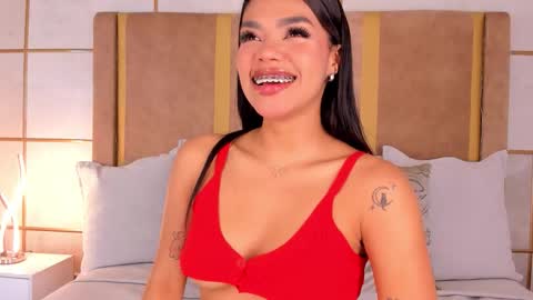 Snapshot of naylagrey chatting on 11/23/25, 11:43 online show from 11/23/25, 11:43