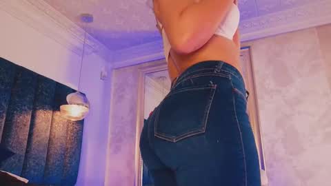 Snapshot of naylapot_ chatting on 02/12/25, 11:07 Juli online show from 02/12/25, 11:07