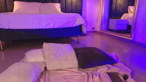 Snapshot of naylapot_ chatting on 03/11/25, 01:56 Juli online show from 03/11/25, 01:56