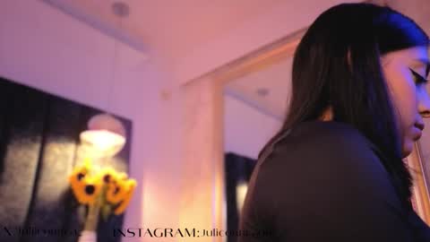 Snapshot of naylapot_ chatting on 10/24/25, 11:28 Juli online show from 10/24/25, 11:28