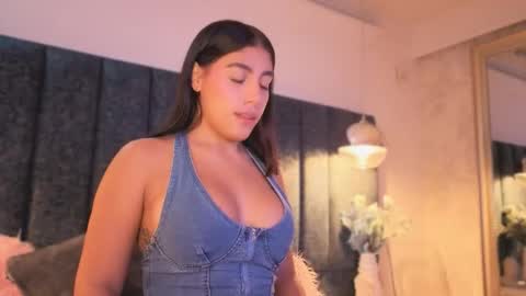 Snapshot of naylapot_ chatting on 11/22/25, 11:20 Juli online show from 11/22/25, 11:20