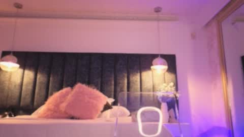 Snapshot of naylapot_ chatting on 11/23/25, 11:32 Juli online show from 11/23/25, 11:32