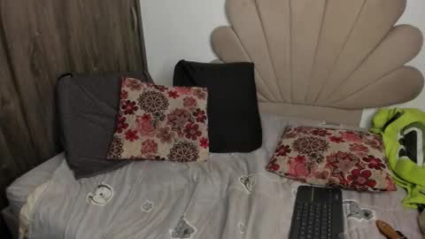 Nei turn green online show from 10/17/25, 01:20