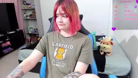 Snapshot of neeko_lol_ chatting on 10/10/25, 06:51 Geek Nicole im Neeko UwU online show from 10/10/25, 06:51