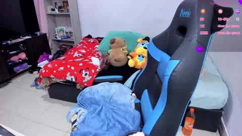 Snapshot of neeko_lol_ chatting on 11/12/25, 04:51 Geek Nicole im Neeko UwU online show from 11/12/25, 04:51