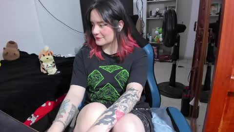 Snapshot of neeko_lol_ chatting on 04/26/26, 06:38 Geek Nicole im Neeko UwU online show from 04/26/26, 06:38