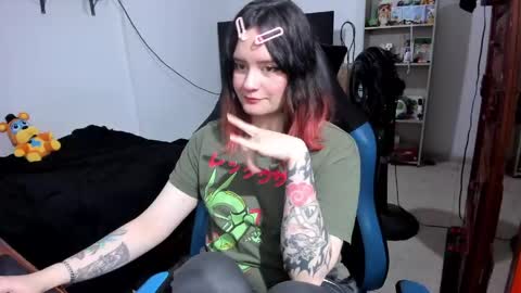 Snapshot of neeko_lol_ chatting on 05/16/26, 03:55 Geek Nicole im Neeko UwU online show from 05/16/26, 03:55