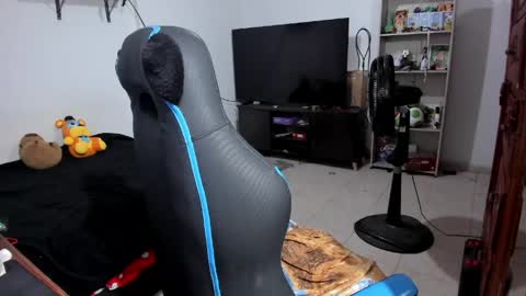 Snapshot of neeko_lol_ chatting on 05/20/26, 04:02 Geek Nicole im Neeko UwU online show from 05/20/26, 04:02
