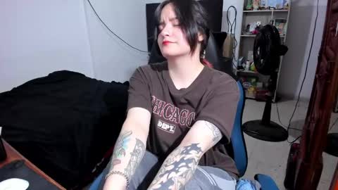 Snapshot of neeko_lol_ chatting on 06/03/26, 02:33 Geek Nicole im Neeko UwU online show from 06/03/26, 02:33